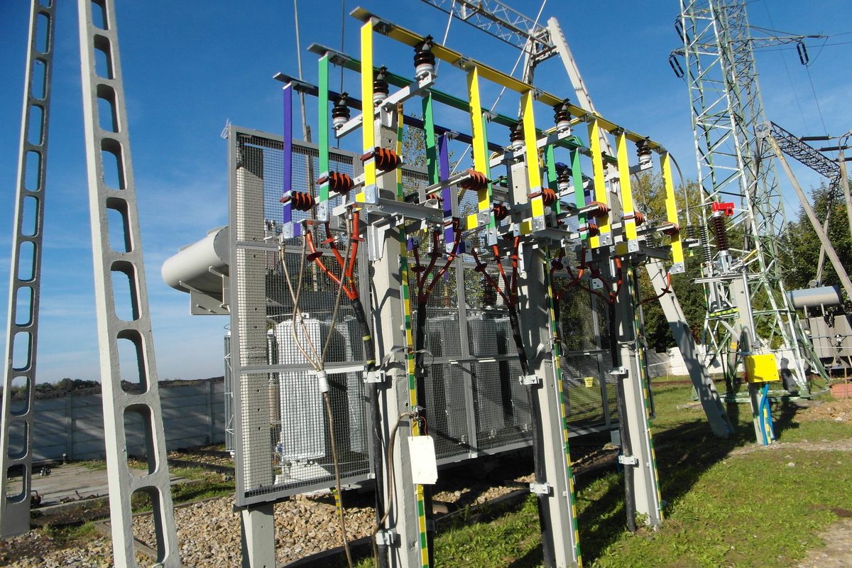 Nowy most szynowy 6 kV na konstrukcjach wsporczych z ogranicznikami przepięć, zaprojektowany przez OPA-LABOR w miejsce mostu z odgromnikami zaworowymi.