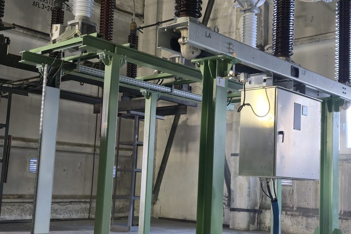 Pole liniowe 110 kV po przebudowie. W tych polach pracują zabezpieczenia odległościowe, których czwarta strefa realizuje zaprojektowane przez OPA-LABOR zabezpieczenie szyn.