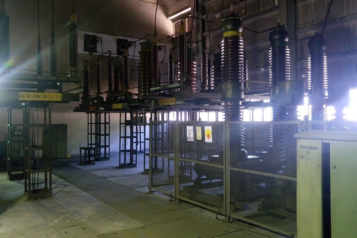 Pola liniowe 110 kV przed przebudową. Sygnały z tych pól trafiały do wyeksploatowanych szaf kablowych; projekt OPA-LABOR przeniósł je do szaf przekaźnikowych w nastawni.