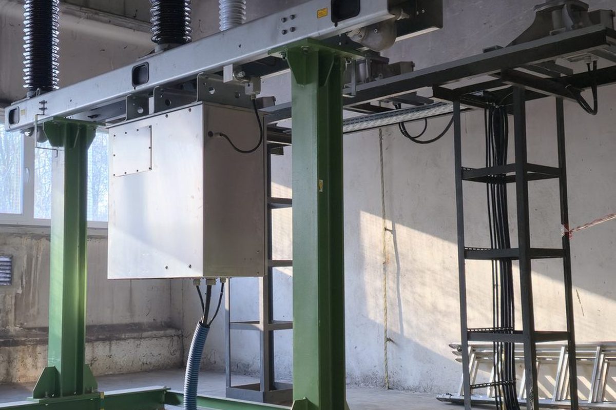 To samo pole po przebudowie: nowa konstrukcja wsporcza i aparatura pierwotna, dla której OPA-LABOR zaprojektowała obwody wtórne i sygnały do telemechaniki.