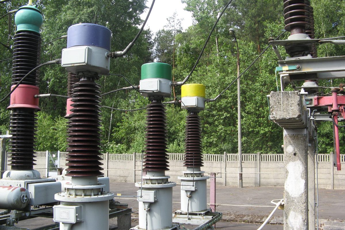 Przekładniki prądowe i odłącznik w rozdzielni 110 kV. Z odrębnych rdzeni tych przekładników zasilane są tory pomiaru rozliczeniowego i telemechaniki.