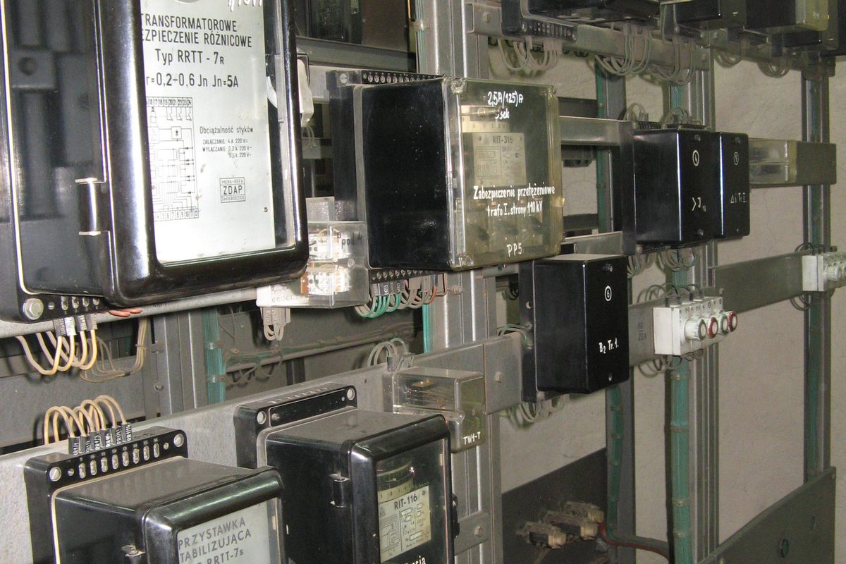 Tablica z przekaźnikami elektromechanicznymi i zabezpieczeniem różnicowym transformatora przed modernizacją. Ten układ zastąpiono cyfrowymi zespołami w polowych szafach przekaźnikowych.